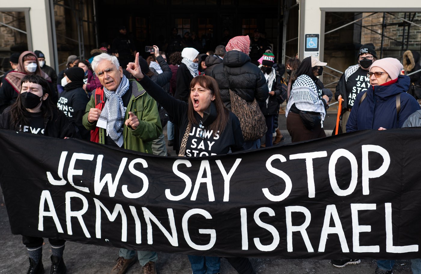 Des manifestants juifs contre la livraison d'armes à Israël sont arrêtés à Ottawa