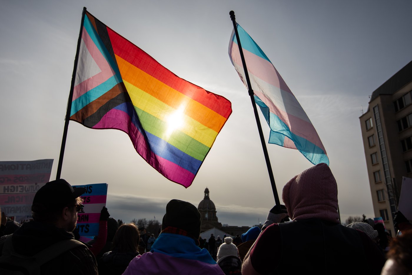 Alberta: des groupes contestent un projet de loi sur les personnes trans
