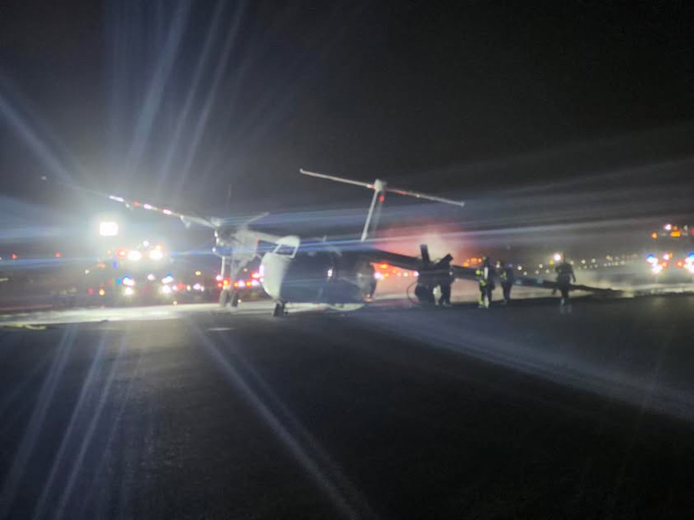La piste de l'aéroport d'Halifax rouvre après qu'un avion a pris feu à l'atterrissage