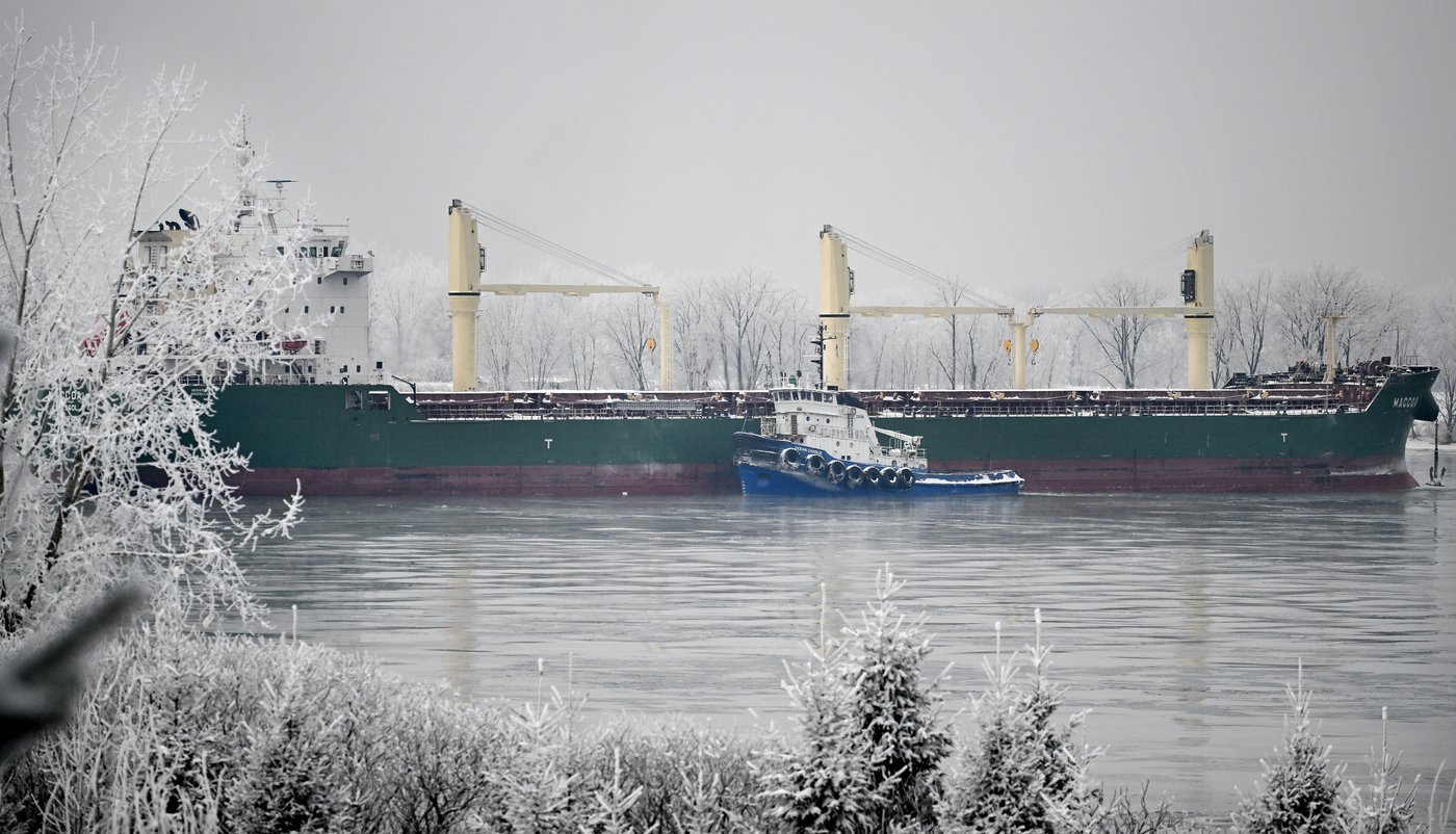 Un premier déchargement du navire échoué en Montérégie complété