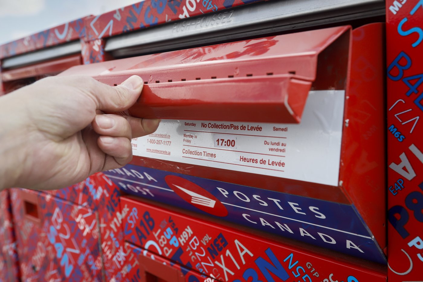 La hausse annoncée du prix du timbre de Postes Canada entre en vigueur lundi