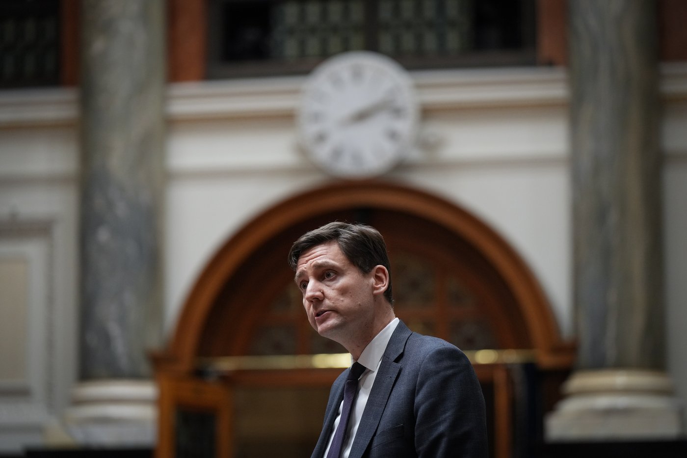 La C.B. tente de trouver d'autres marchés pour ses minéraux essentiels et son énergie