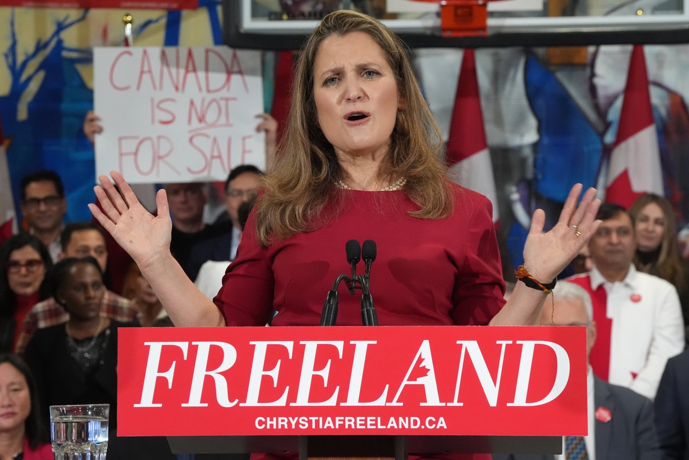 Freeland se présente comme une femme du peuple dans une nouvelle publicité