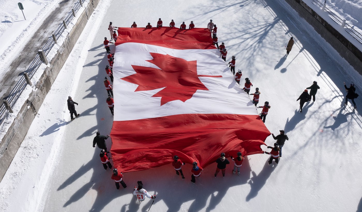 Des patineurs lancent les célébrations du Jour du drapeau sur le canal Rideau