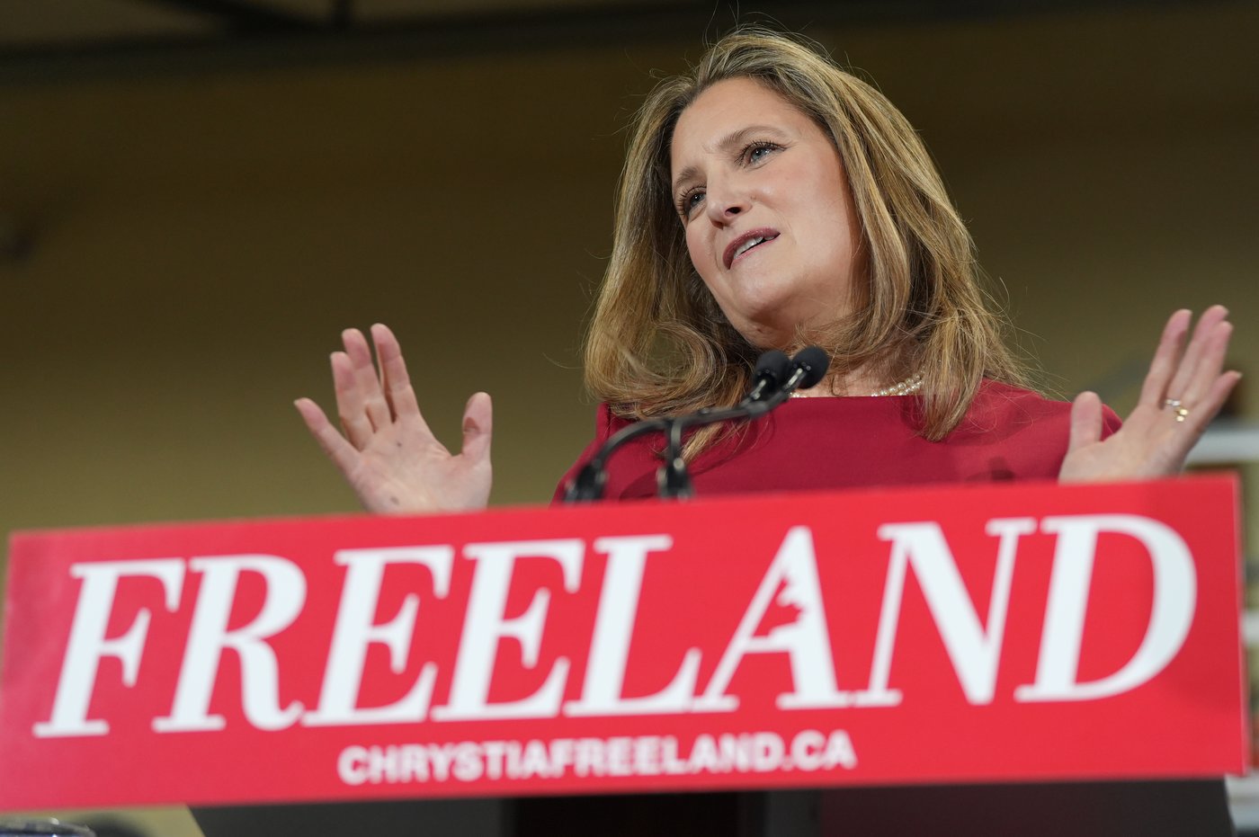 Freeland promet de consulter les Canadiens pour remplacer la taxe sur le carbone