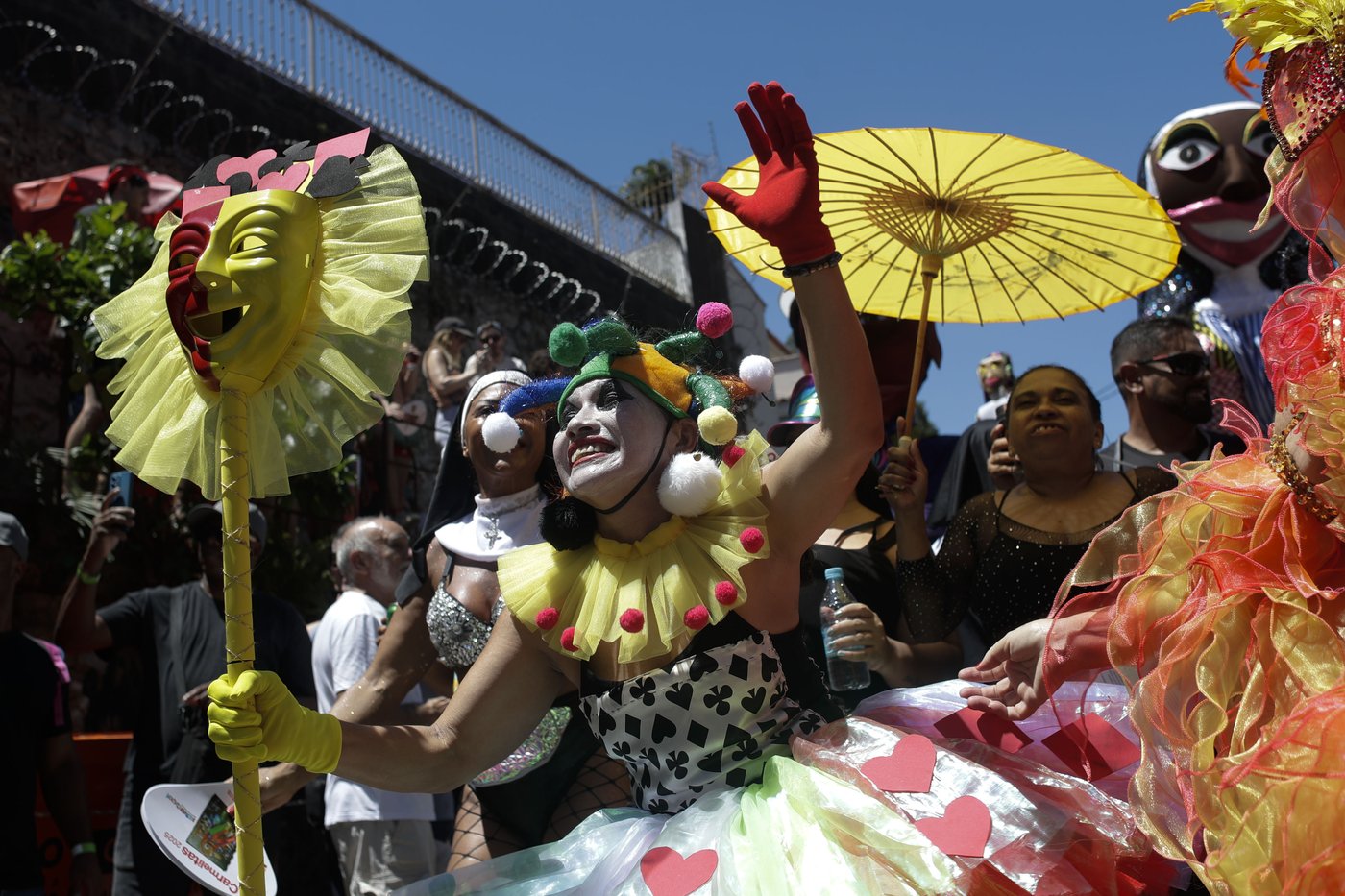 Le Carnaval de Rio commence alors que le maire remet les clés de la ville au roi Momo