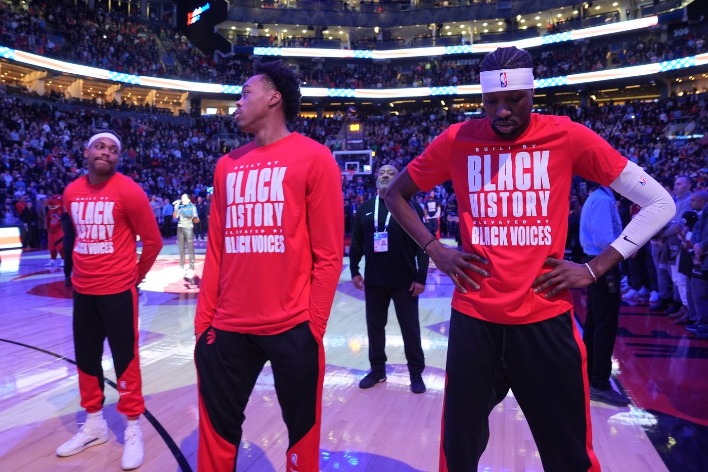 Les partisans des Raptors de Toronto huent l'hymne national américain
