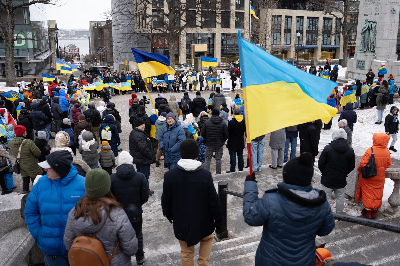 Les Canadiens se rassemblent pour souligner l’anniversaire de l'invasion de l'Ukraine