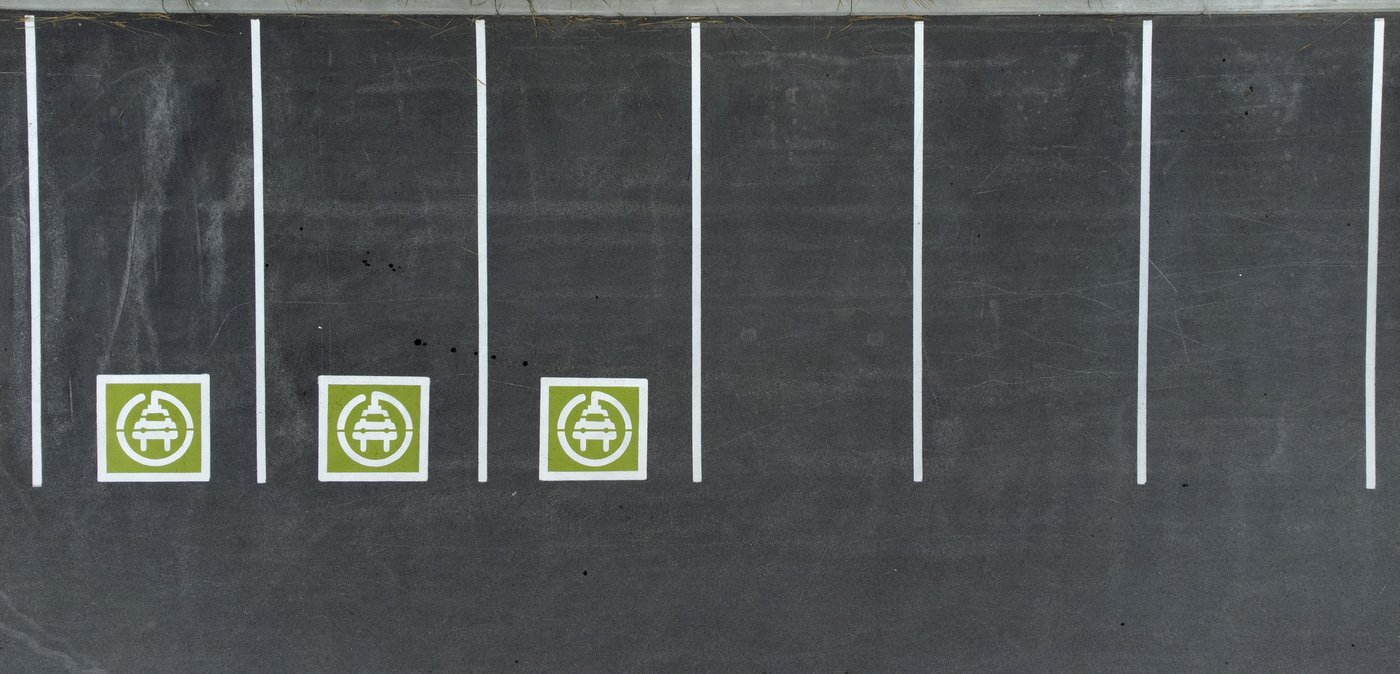 Véhicules électriques: un rapport demande des stations dans les nouveaux appartements