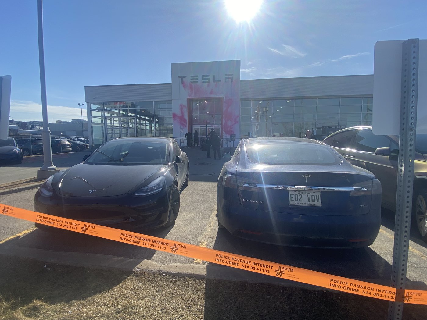 Un concessionnaire Tesla de Montréal est pris pour cible
