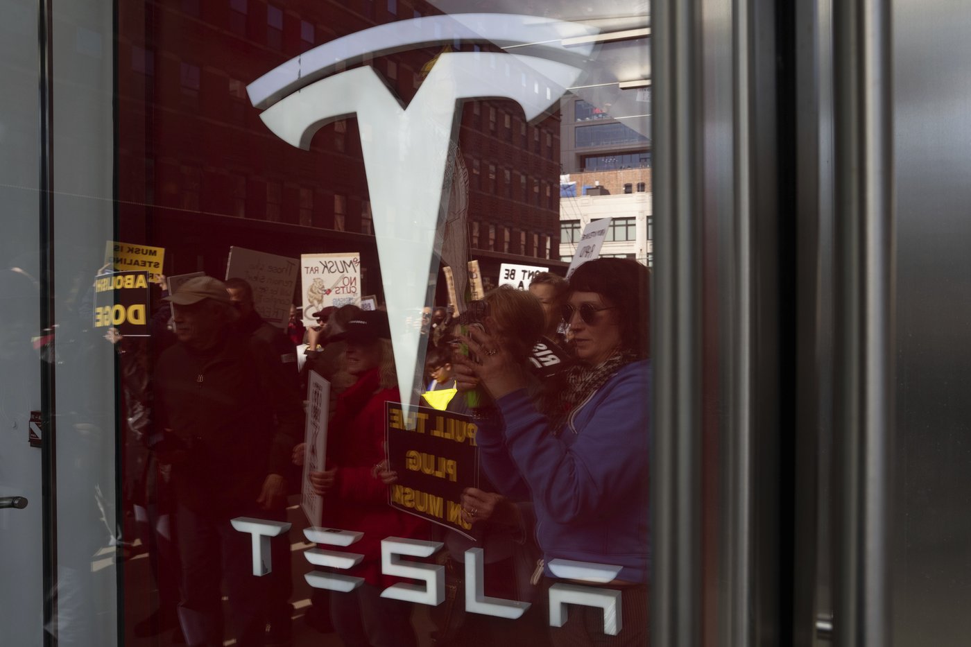 Les manifestations anti-DOGE ciblent les résultats financiers de Musk