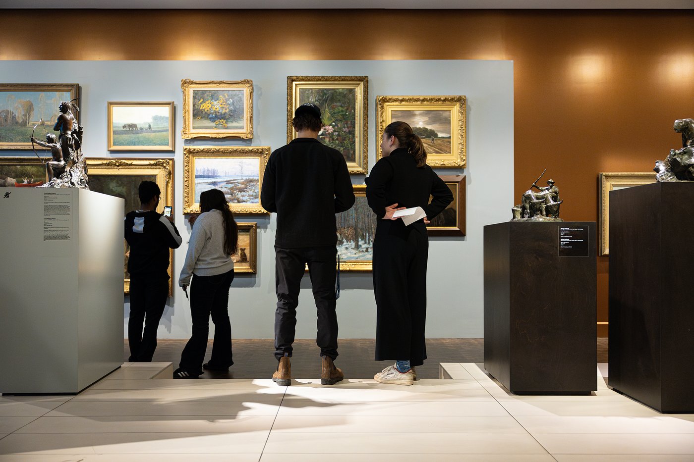 Des étudiants en médecine visitent des musées pour le bien de leurs futurs patients