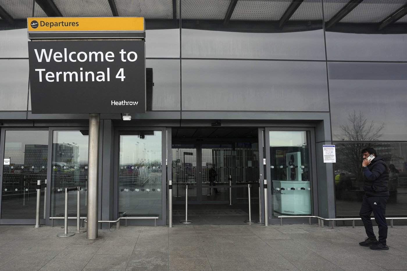 La fermeture de l'aéroport Heathrow, à Londres, entraîne des annulations au Canada
