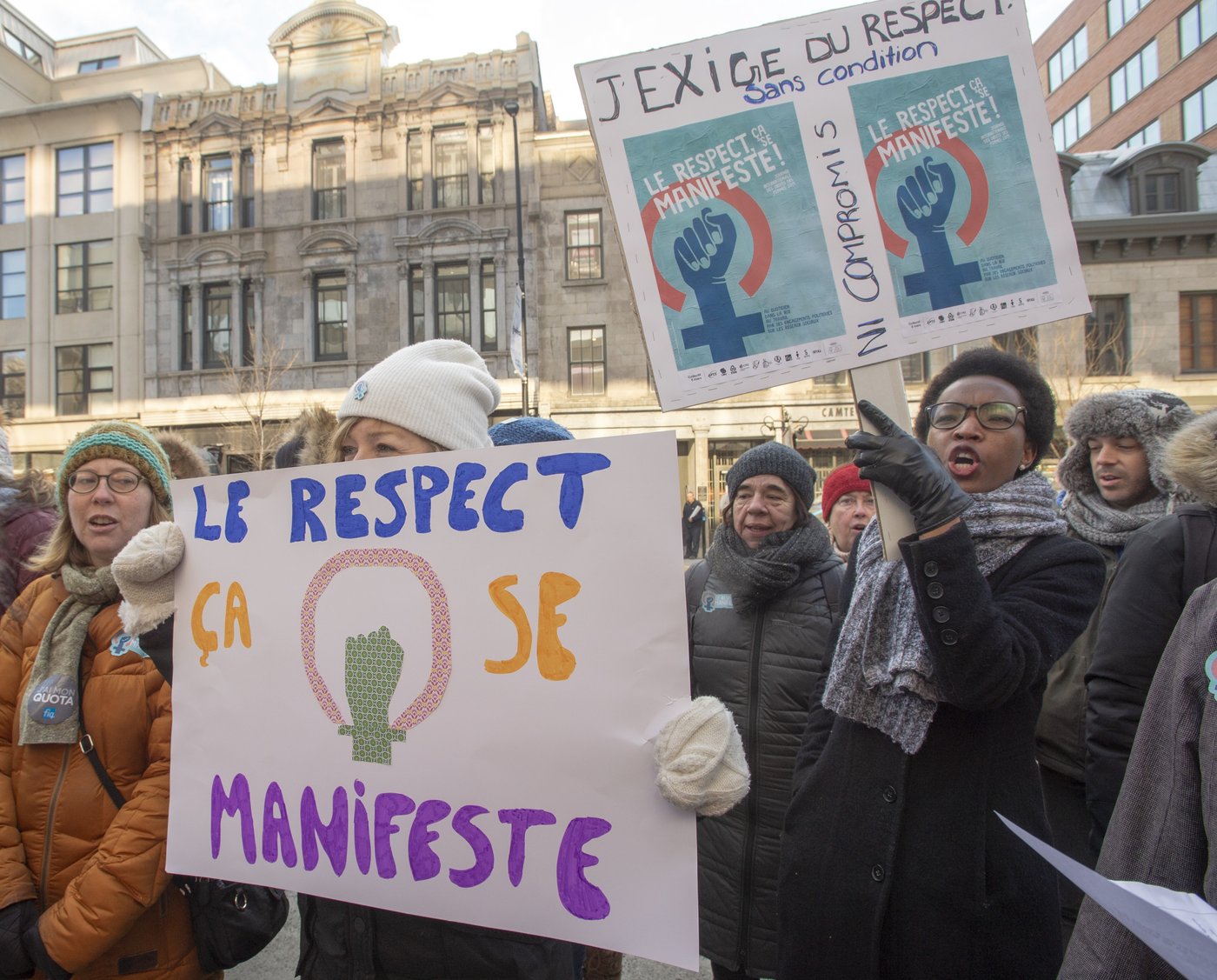 Des chaînes humaines formées à travers le Québec pour défendre les droits des femmes