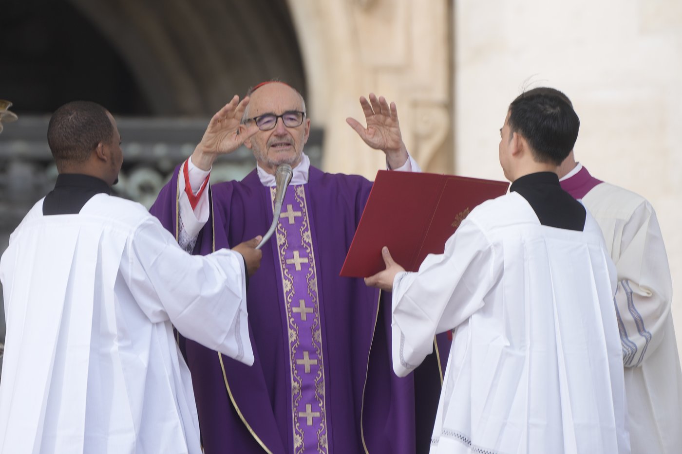 La santé du pape s'améliore. Un cardinal canadien le remplace pour la messe à Rome