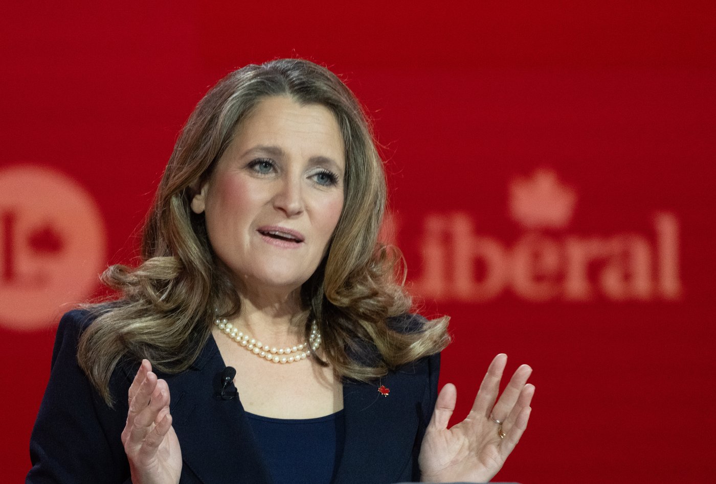 Chrystia Freeland s'en prend à Poilievre et Trudeau dans «Real Time with Bill Maher»