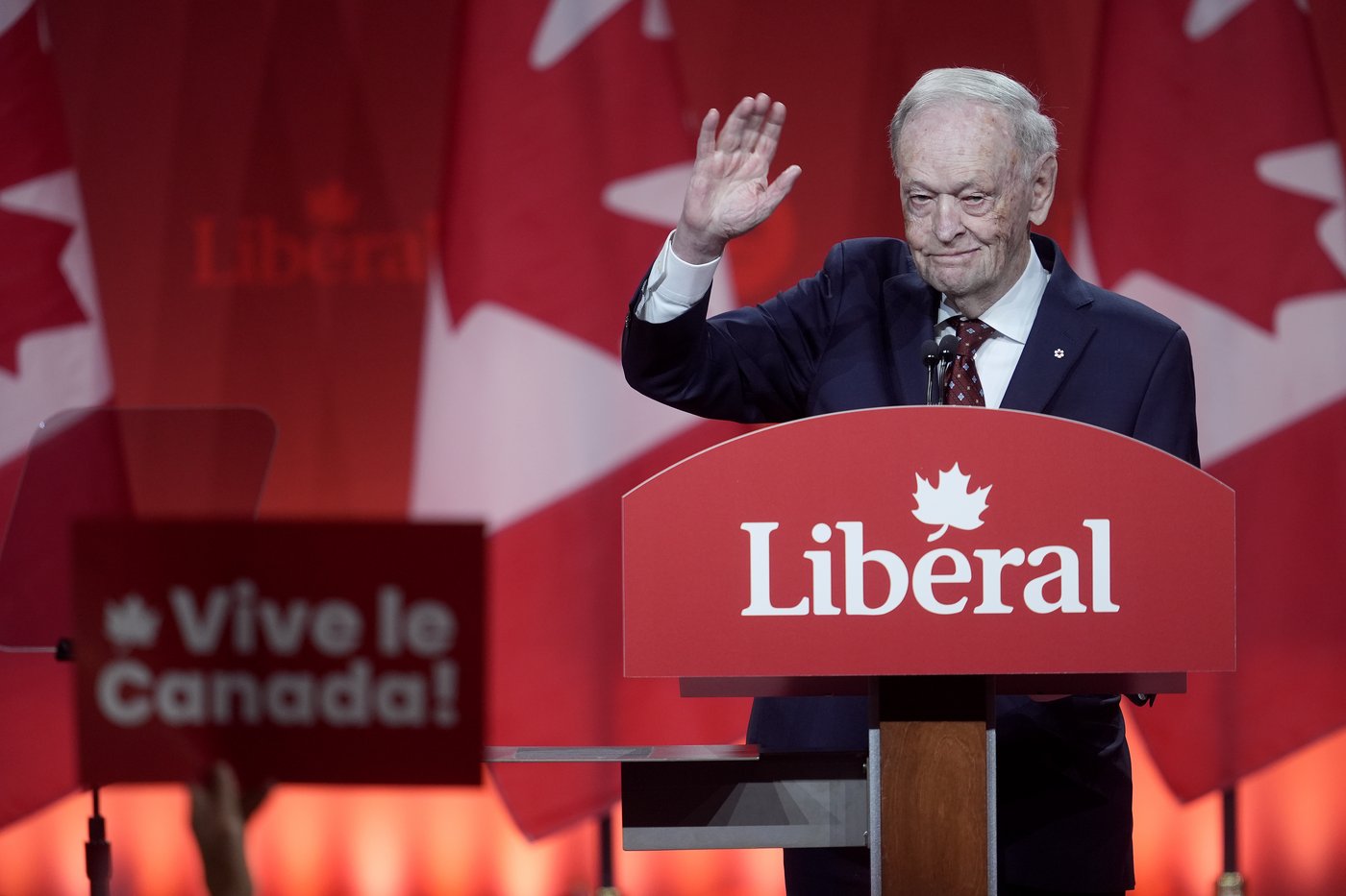 Chrétien propose que le Canada considère de taxer ses exportations d'énergie