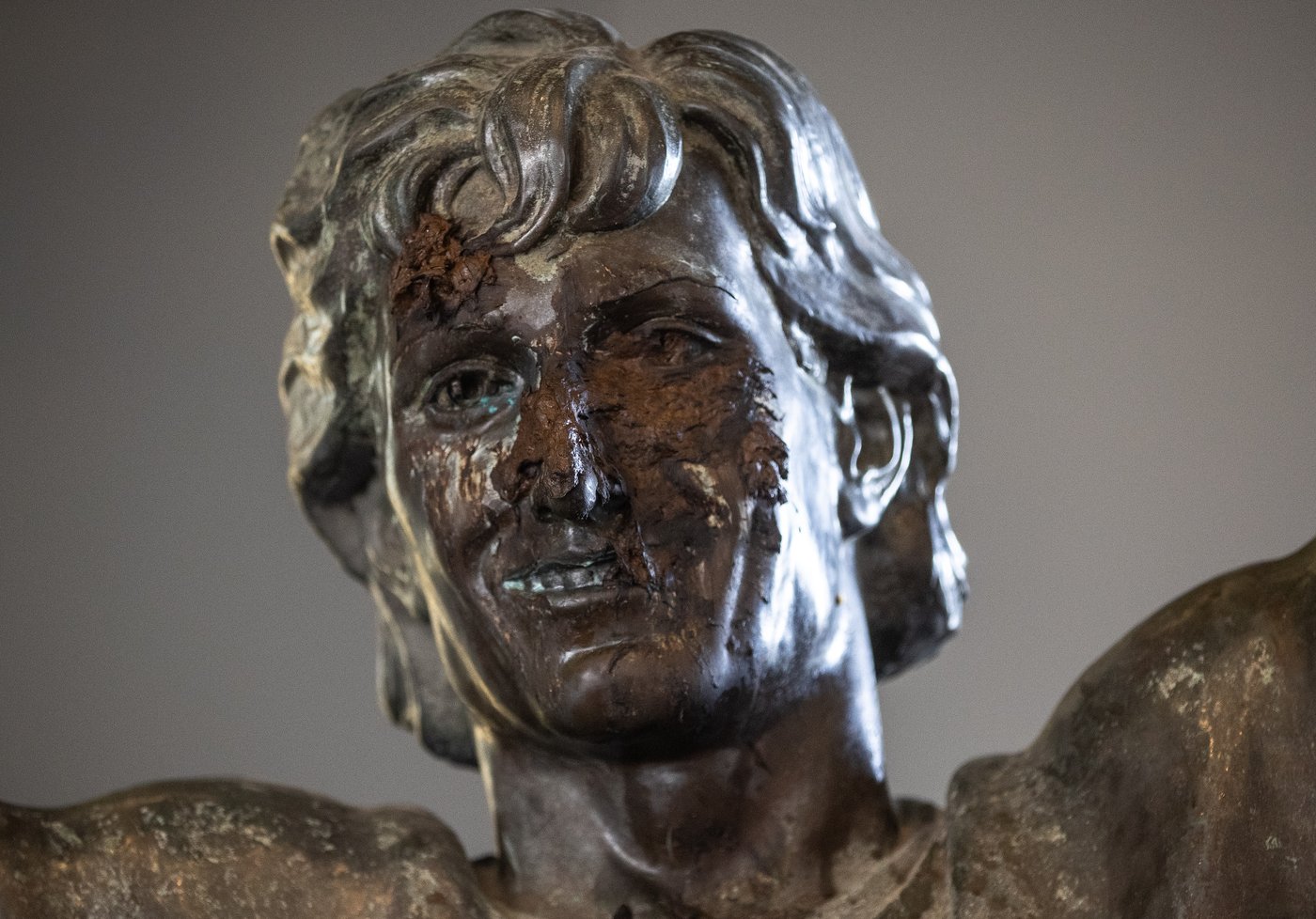 La statue de Wayne Gretzky au centre-ville d’Edmonton a été couverte d'excréments