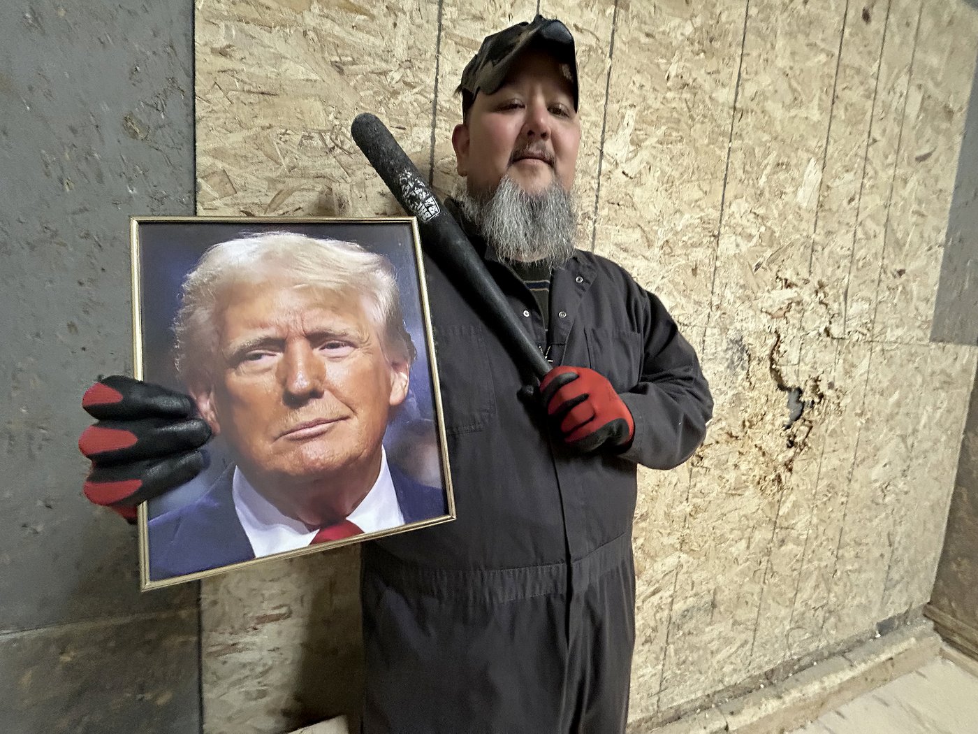 Les clients de la «Rage Room» d'Halifax visent Donald Trump