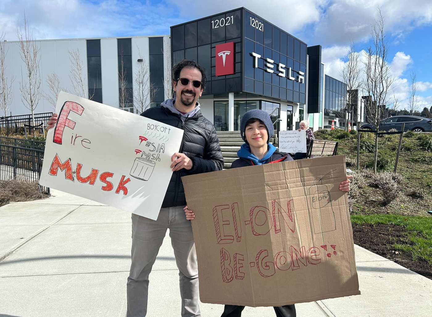 Des Canadiens se joignent aux manifestations pour protester contre Tesla