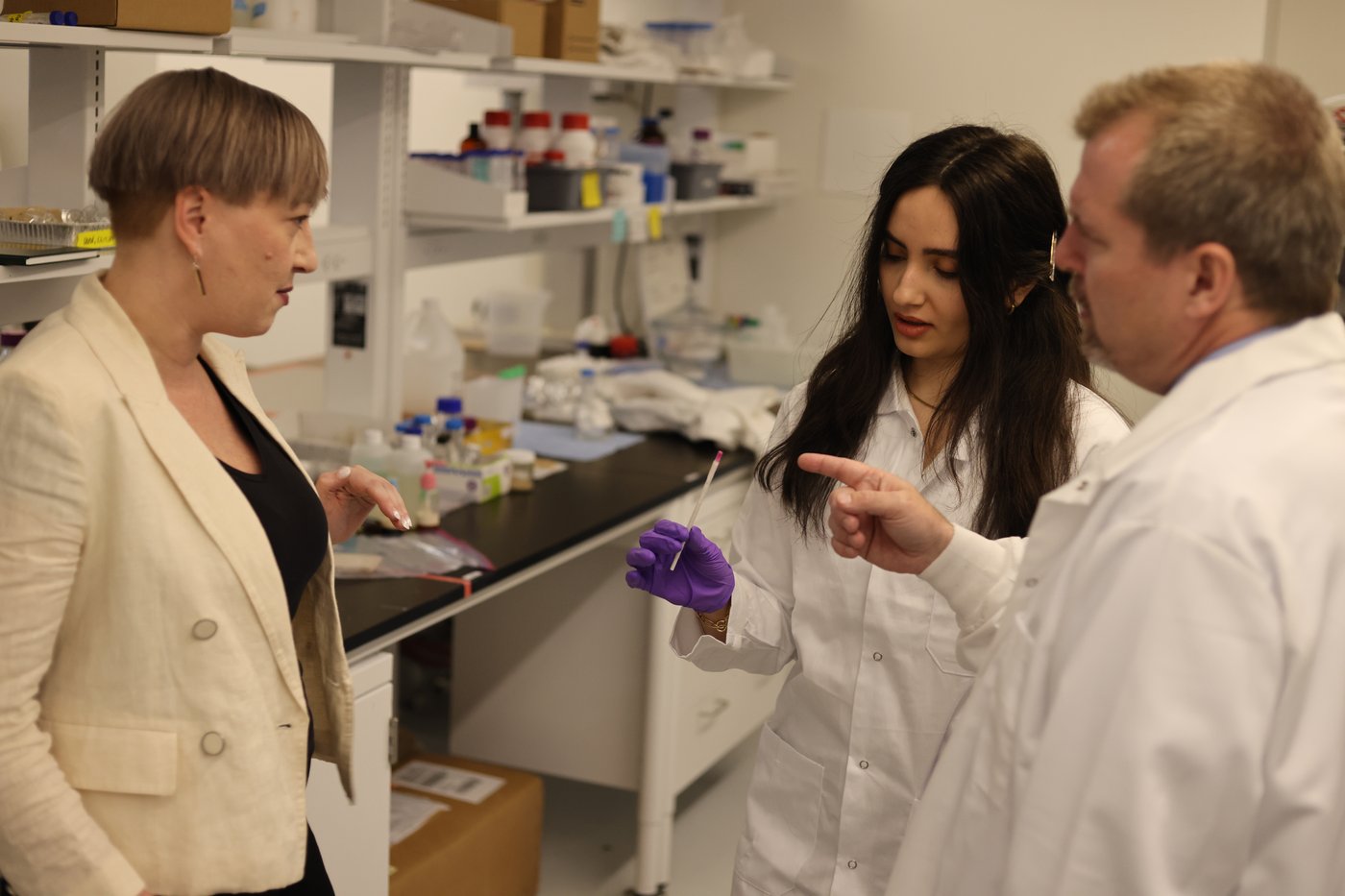 Des scientifiques de l'UBC inventent une touillette qui détecte les boissons droguées