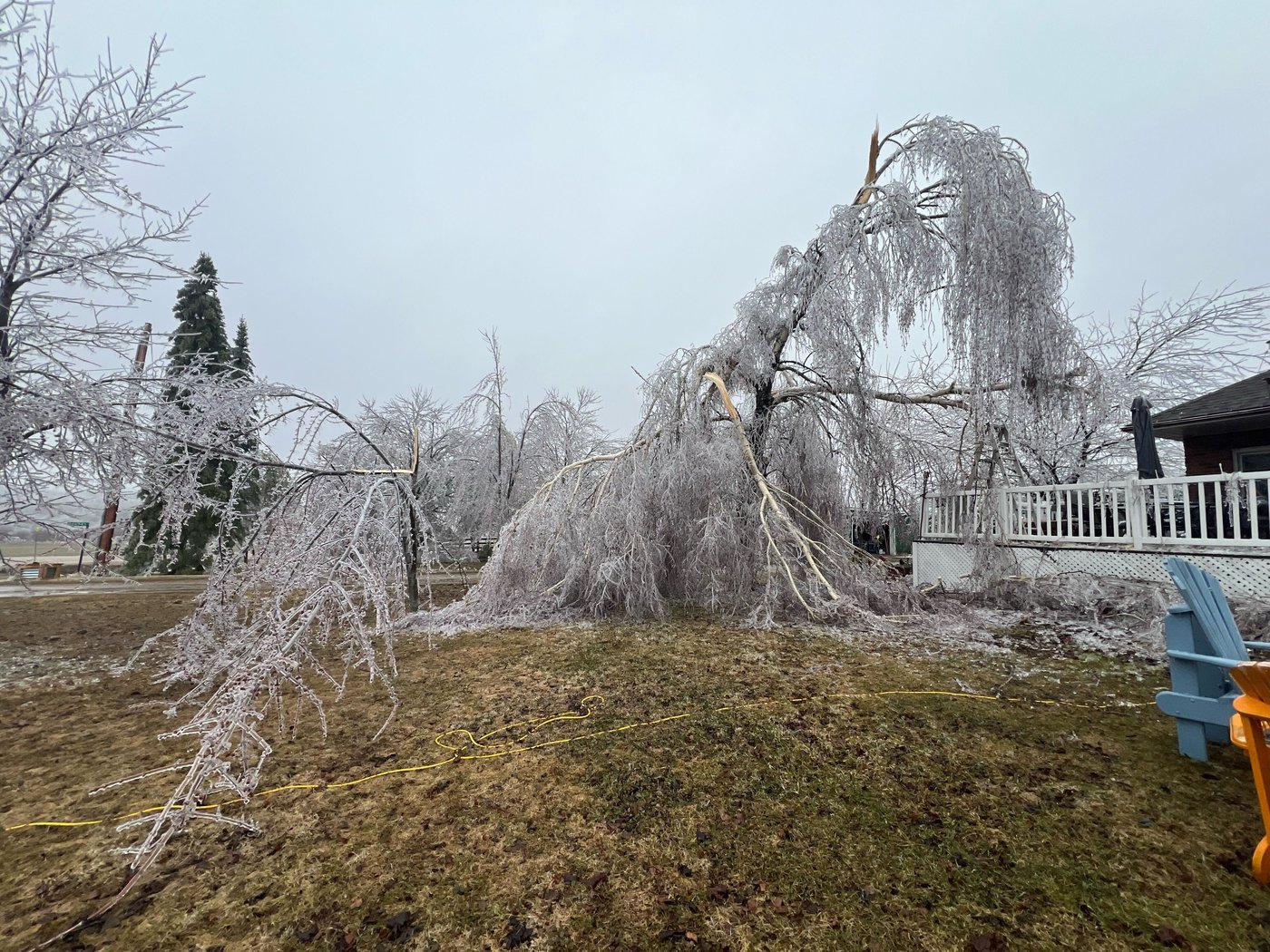 Les pannes persistent dans les régions durement touchées après le verglas en Ontario