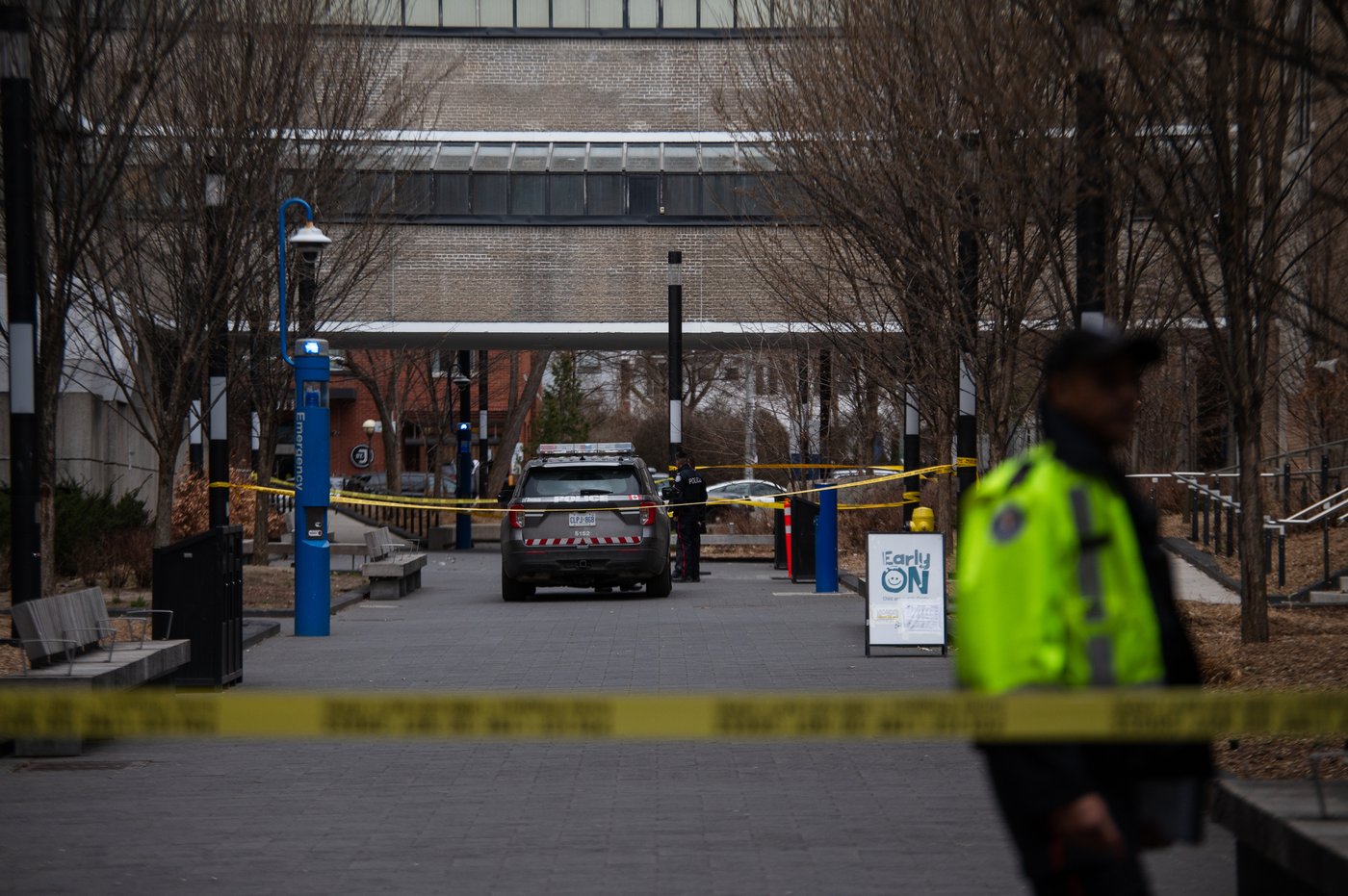 Quatre personnes ont été blessées par une voiture sur un campus à Toronto