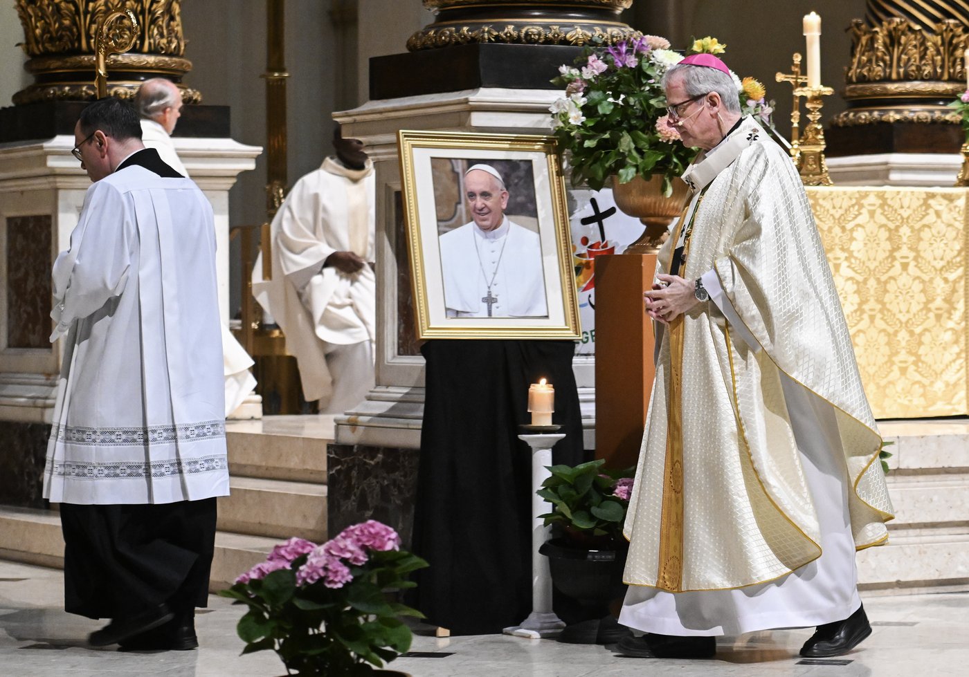 Les catholiques montréalais disent leurs adieux au pape François