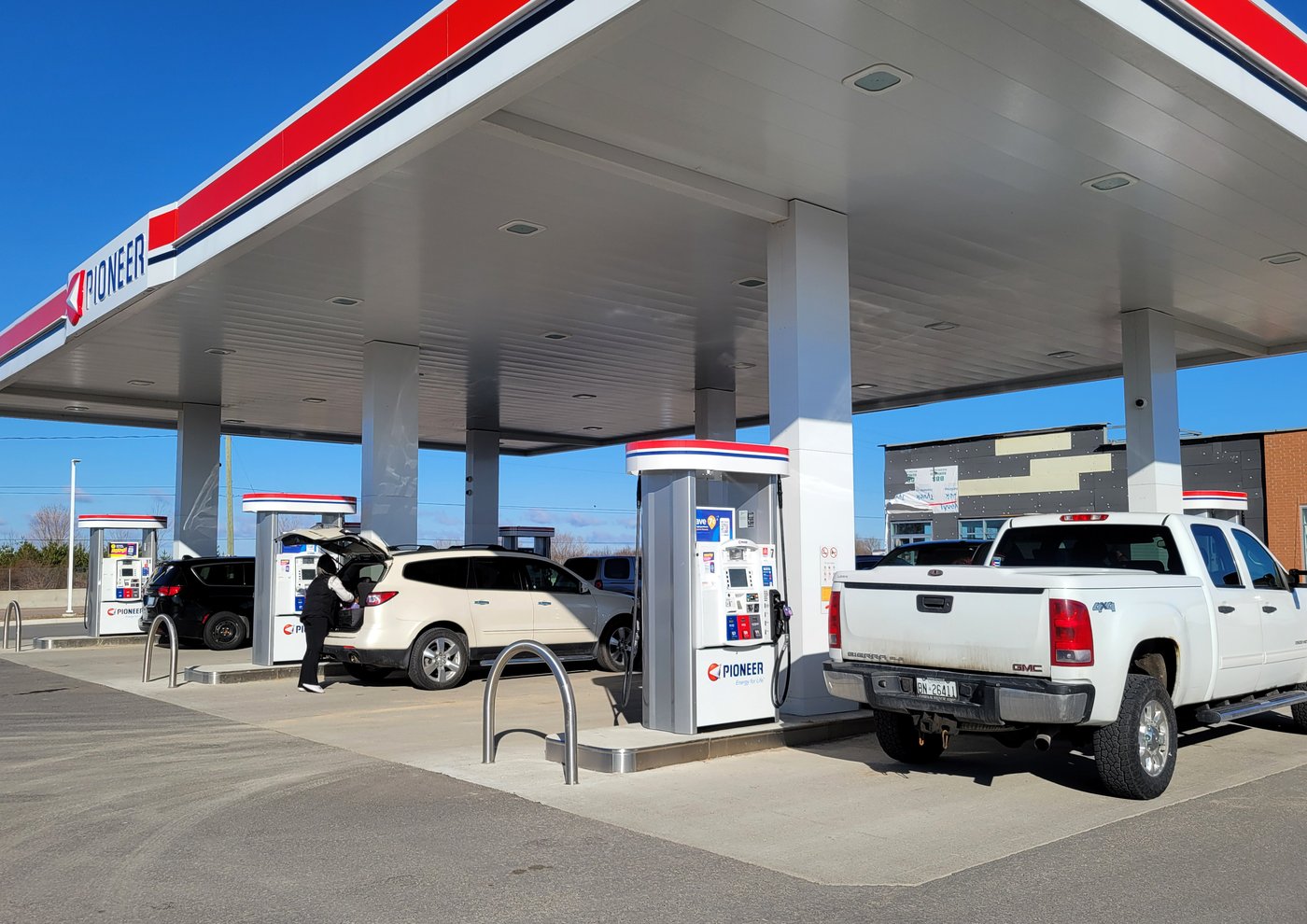 Le prix moyen de l'essence au pays a diminué de 13 cents par litre