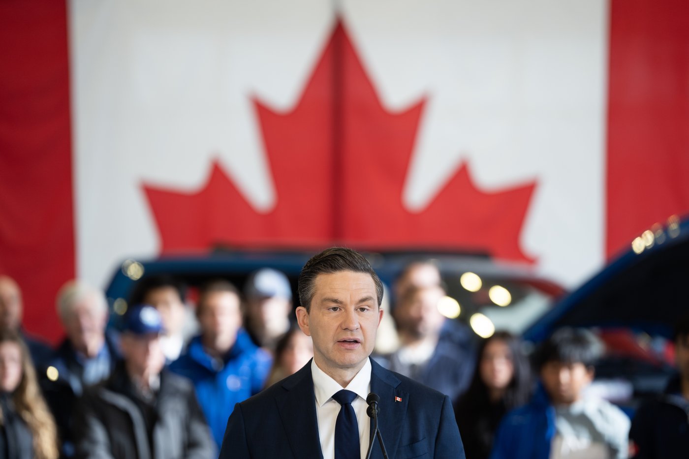 Poilievre s'attaque aux véhicules électriques, Carney sur la défensive