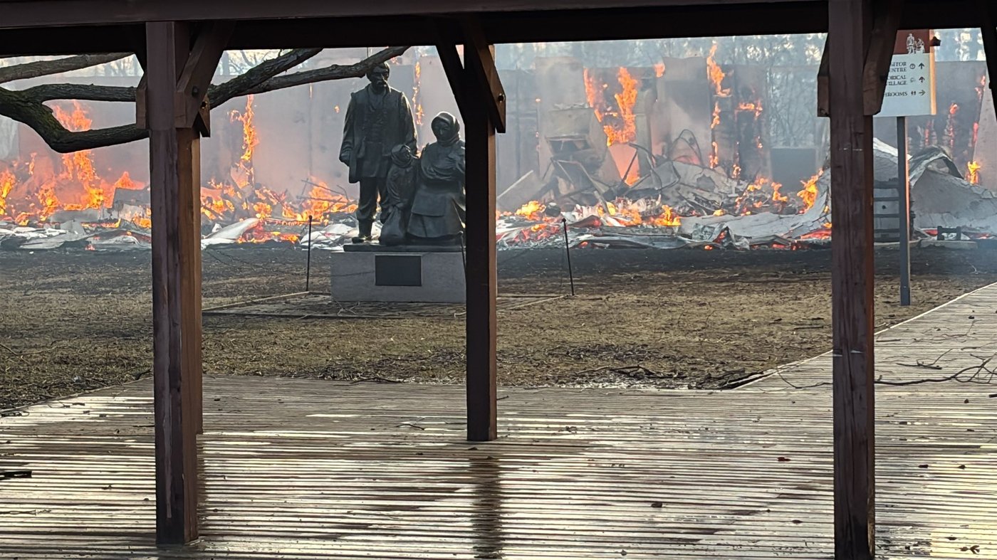Des bâtiments brûlent dans l'incendie qui a ravagé le Village du patrimoine ukrainien
