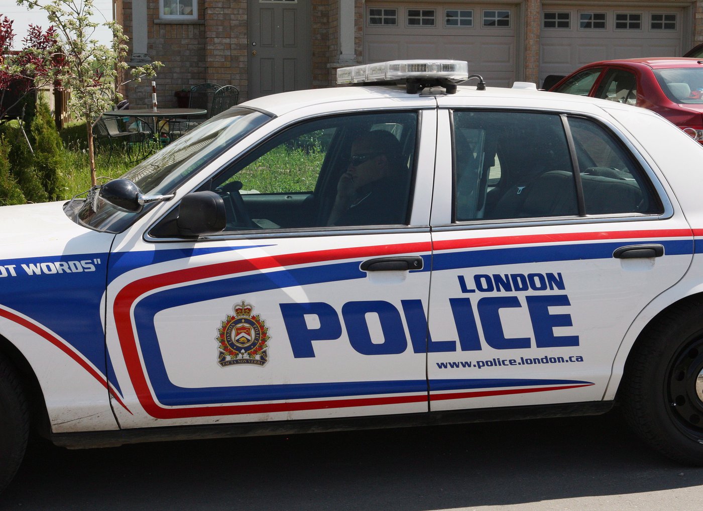 La police de London recherche une mère qui a déposé son bébé devant une maison