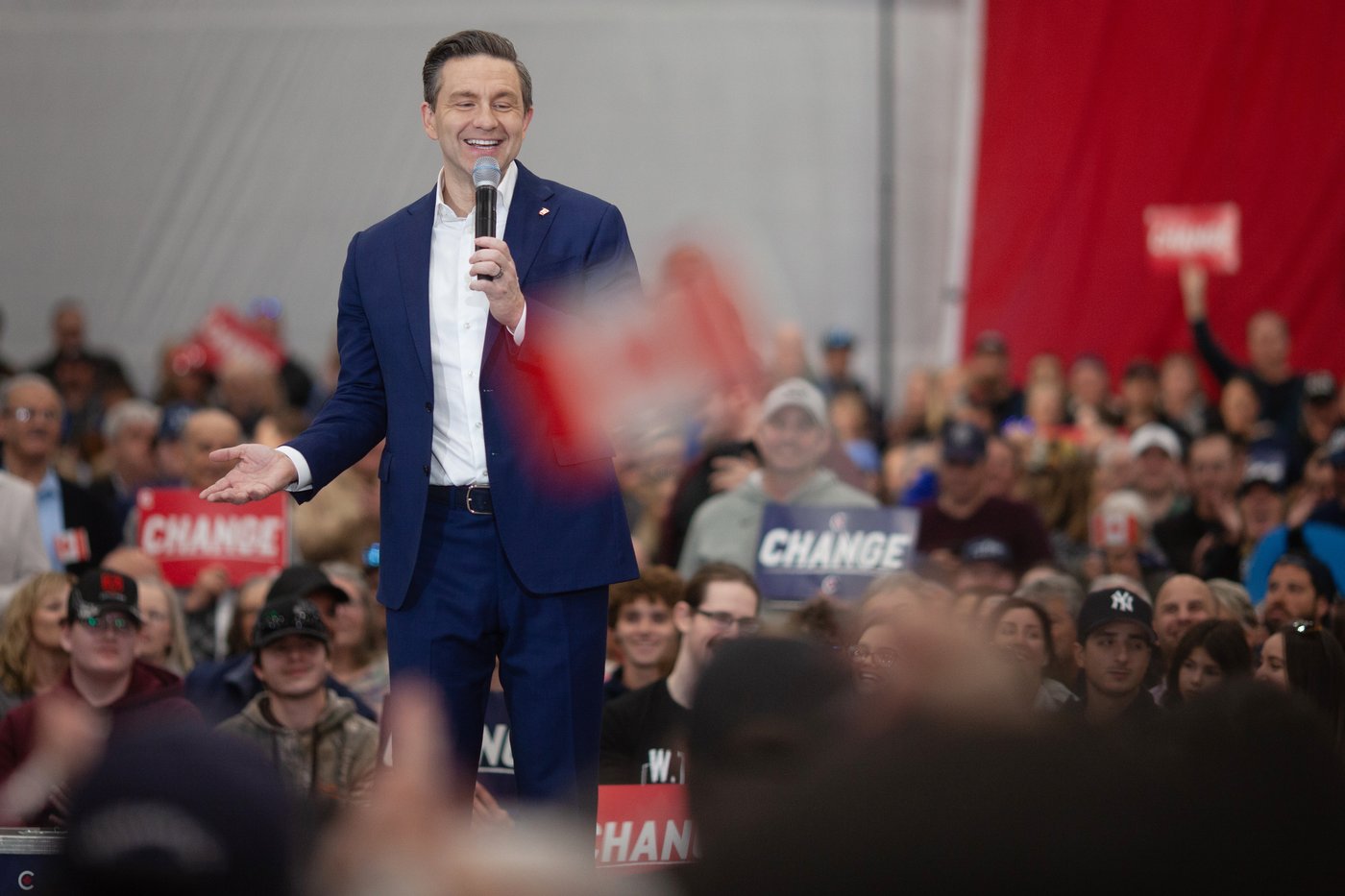 Des chefs d'entreprises et d'anciens dirigeants de banques encouragent Poilievre