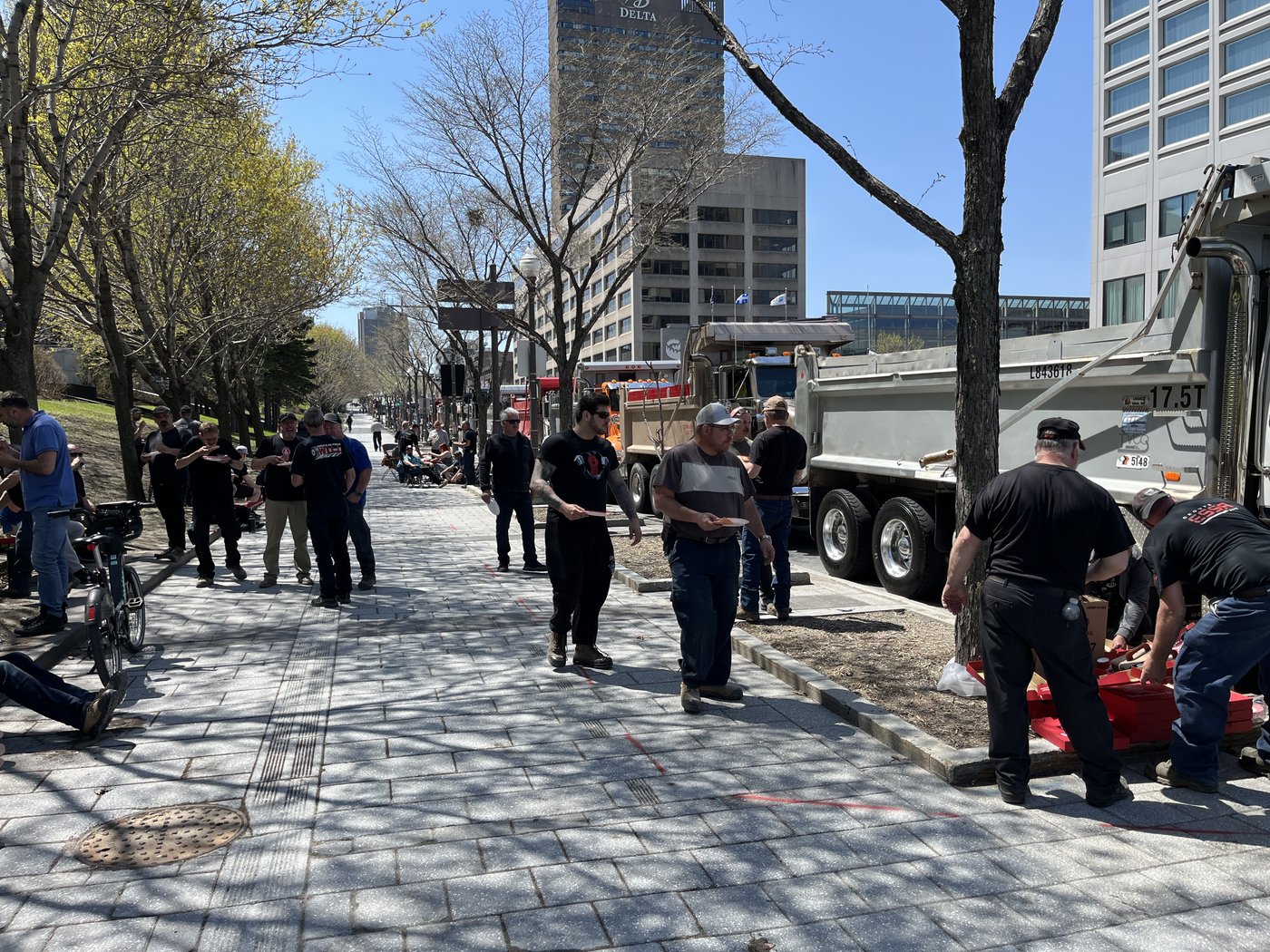 Un convoi de camionneurs manifeste à Québec contre le gouvernement Legault