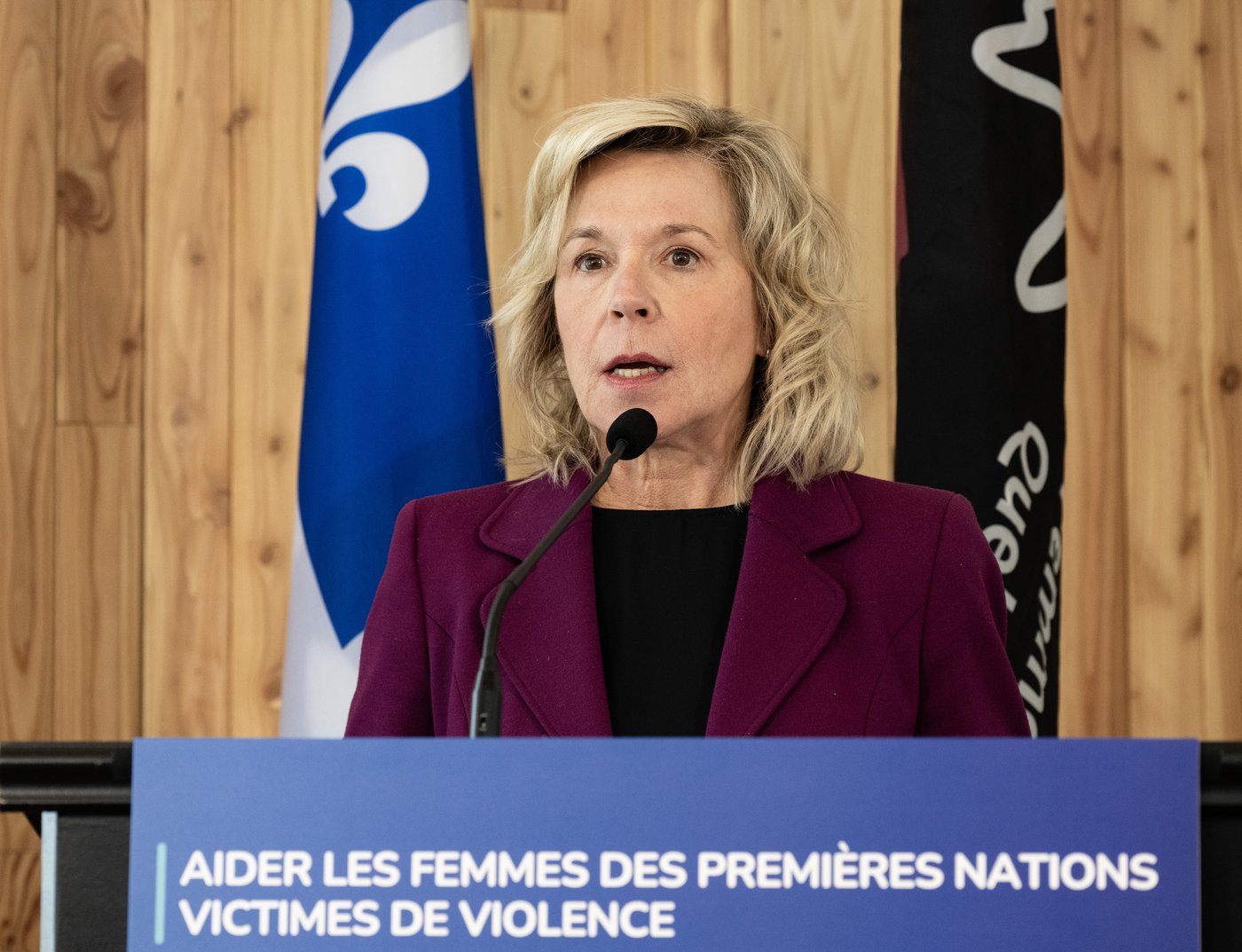 Le ministère des Relations internationales gère mal ses cartes de crédit, dit le PLQ