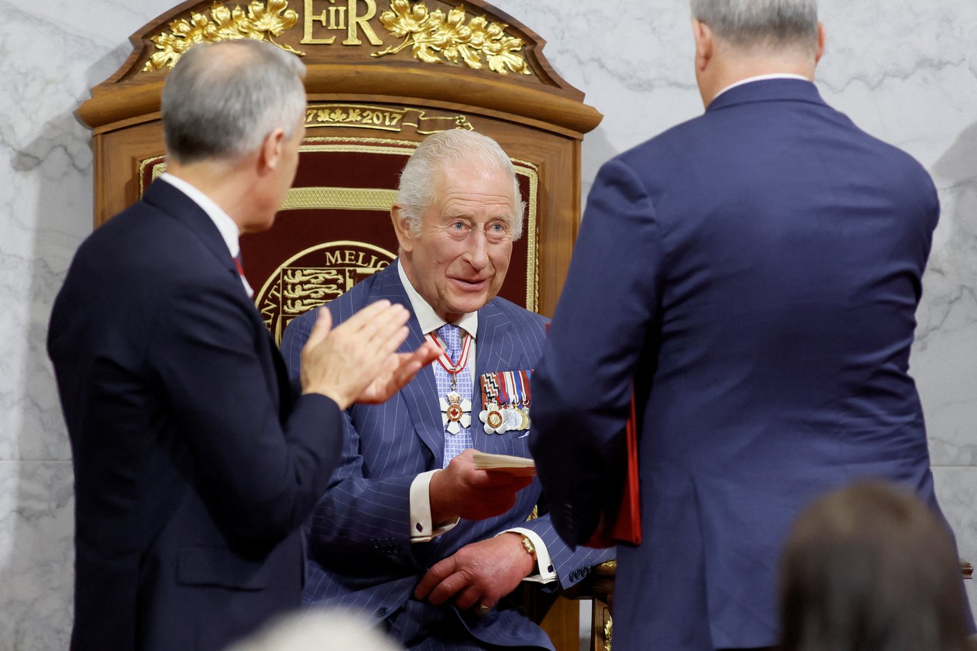 Le roi Charles maintenant parti, réactions politiques nombreuses au discours du Trône