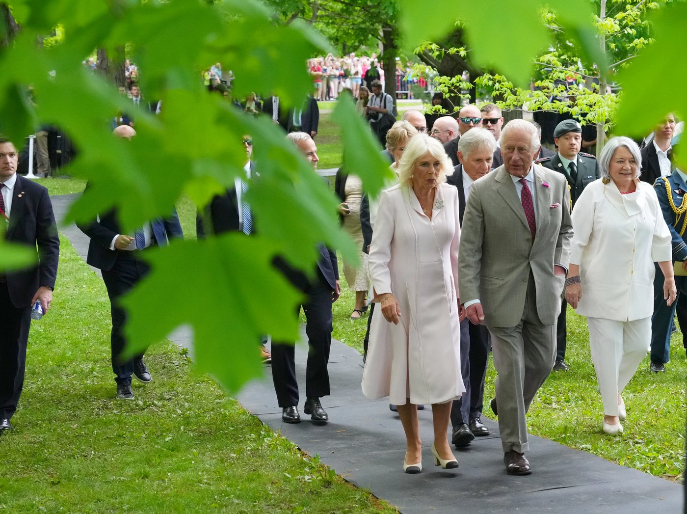 Défilé avec un cortège militaire pour le Roi, à Ottawa, avant le discours du Trône