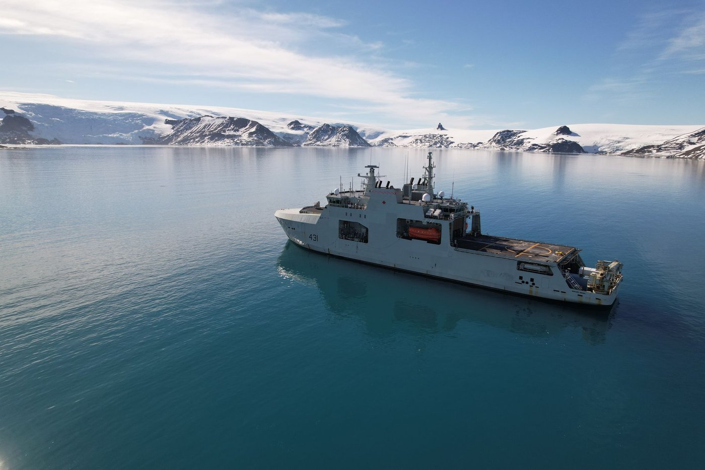 Le premier navire de la marine canadienne à visiter l'Antarctique retourne à son port