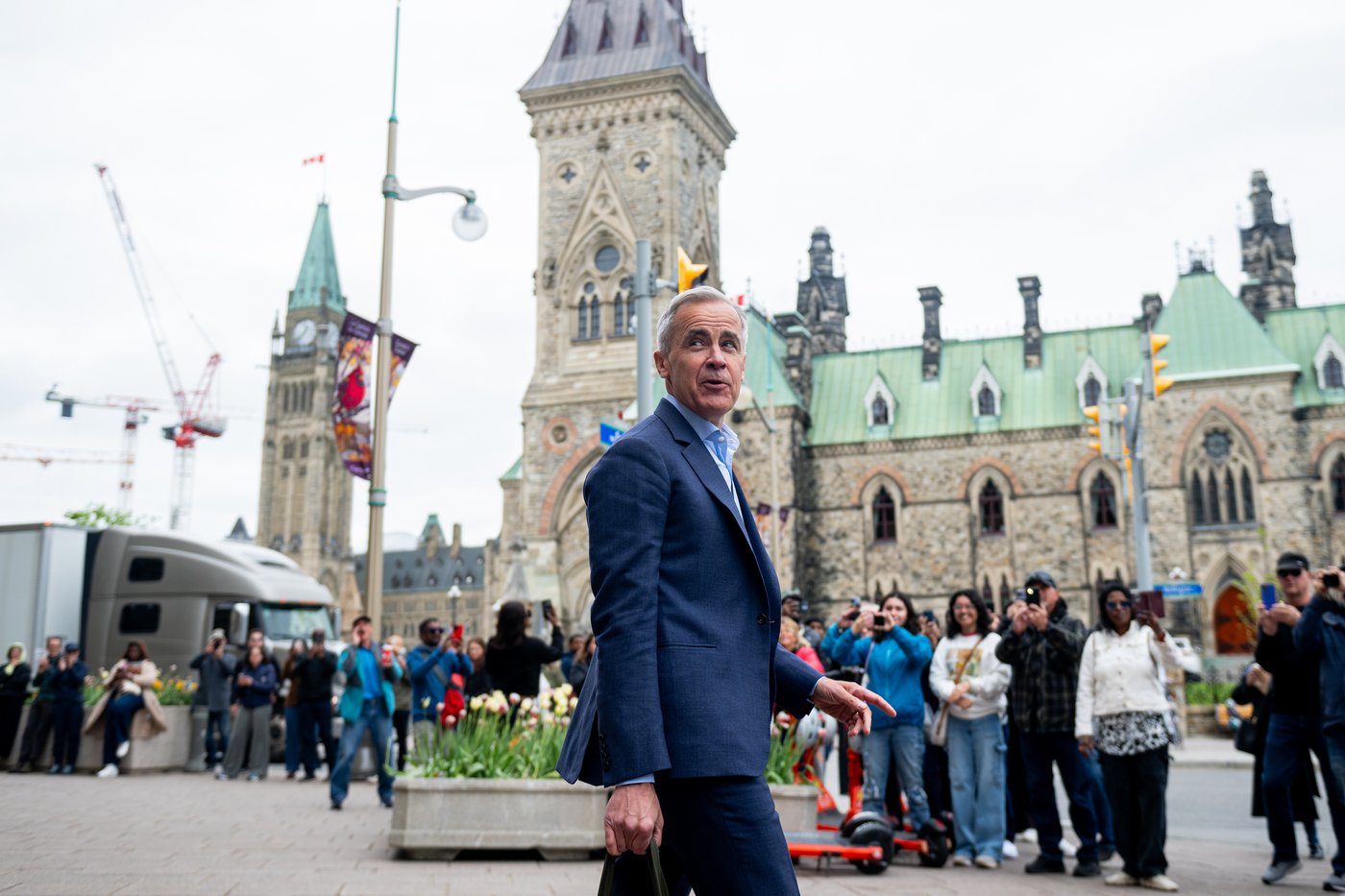 Plus de Canadiens font confiance à Mark Carney qu'à Justin Trudeau, selon un sondage