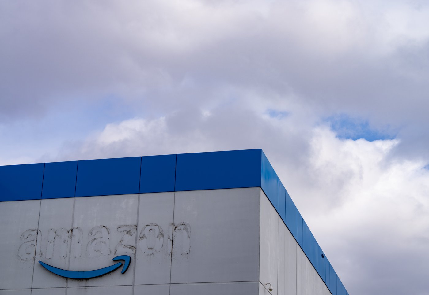Amazon et un syndicat entendus par le TAT au sujet des fermetures d'entrepôts