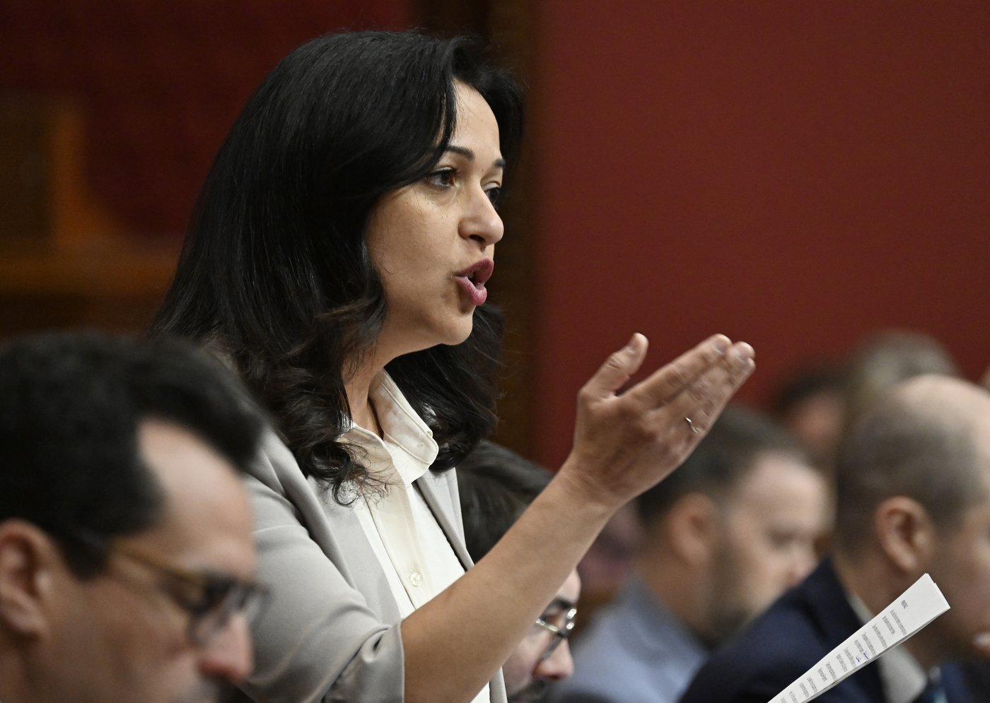 Ruba Ghazal dépose son projet de loi sur la contraception gratuite au Québec