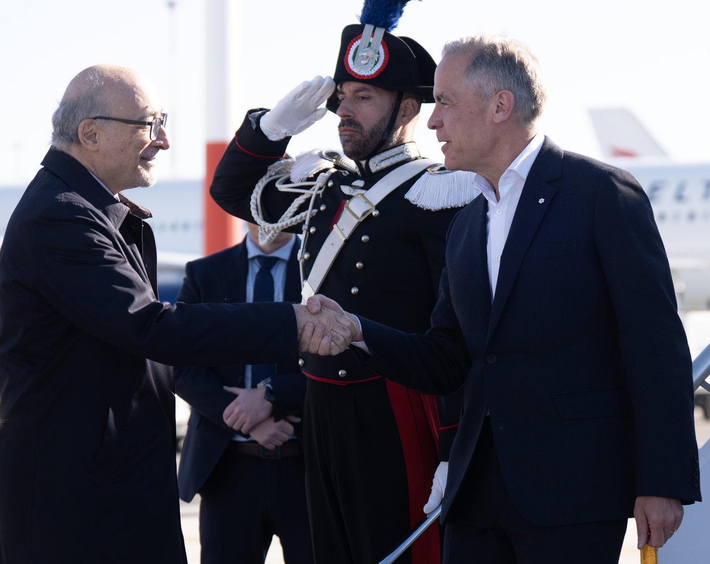 Mark Carney atterrit à Rome avant la messe d'investiture du pape