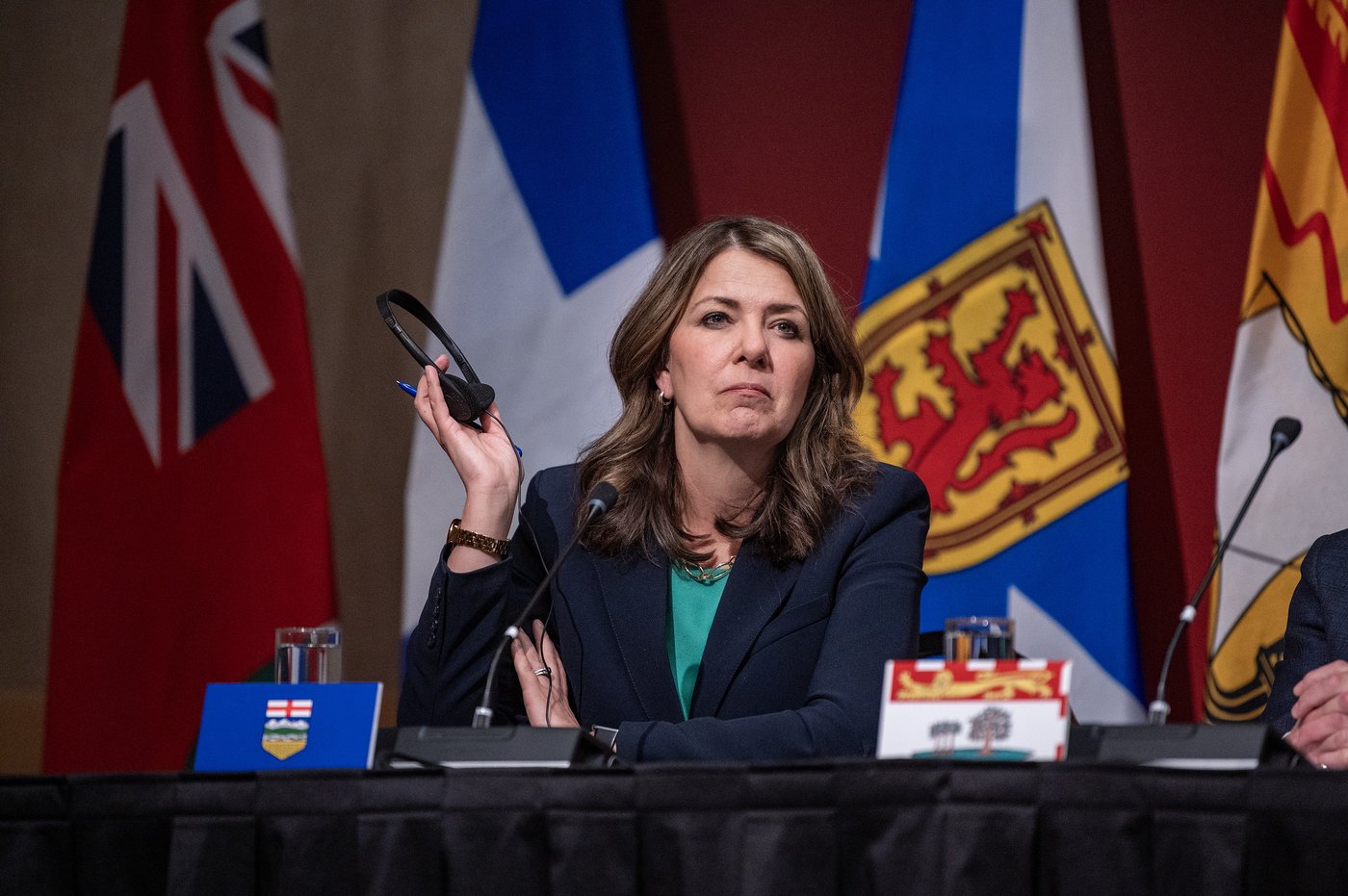 La première ministre de l'Alberta défend sa politique de facturation des vaccins