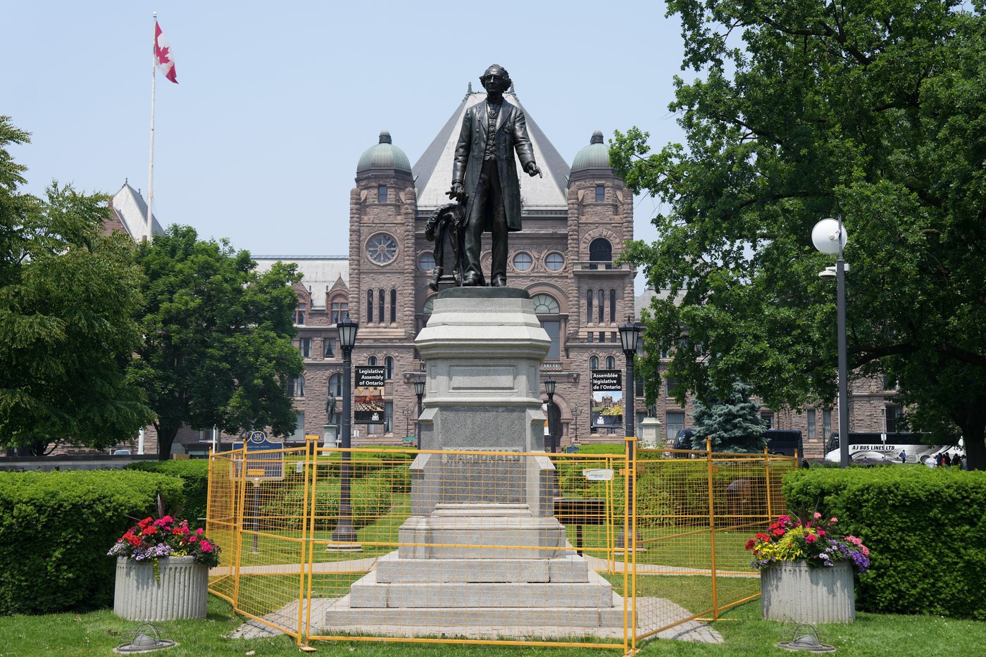 La statue de John A. Macdonald est de nouveau visible à Queen's Park, en Ontario