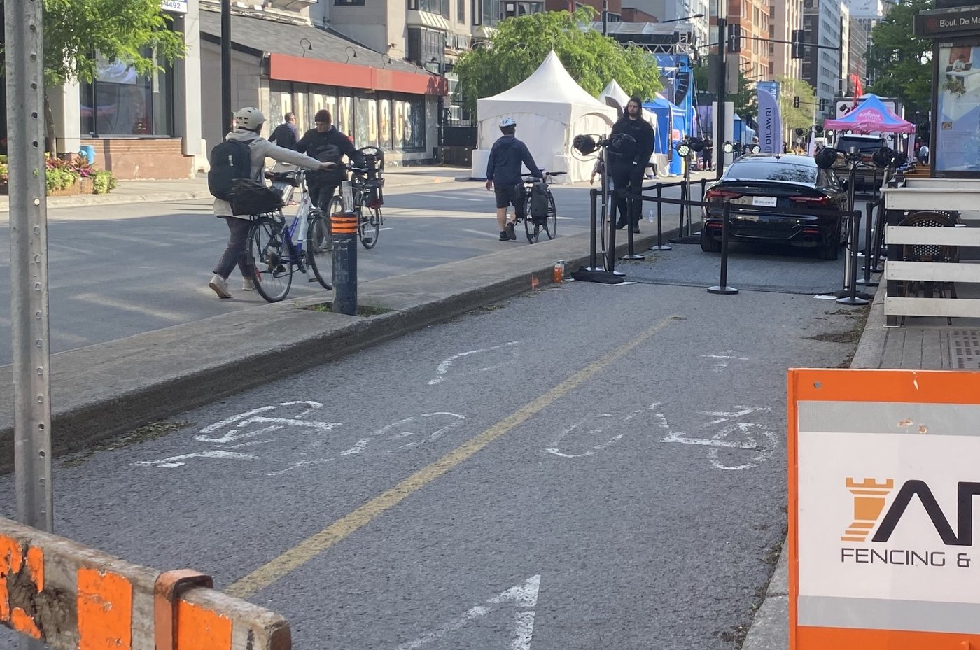 À Montréal comme à Québec, les cyclistes contournent les obstacles sur les pistes
