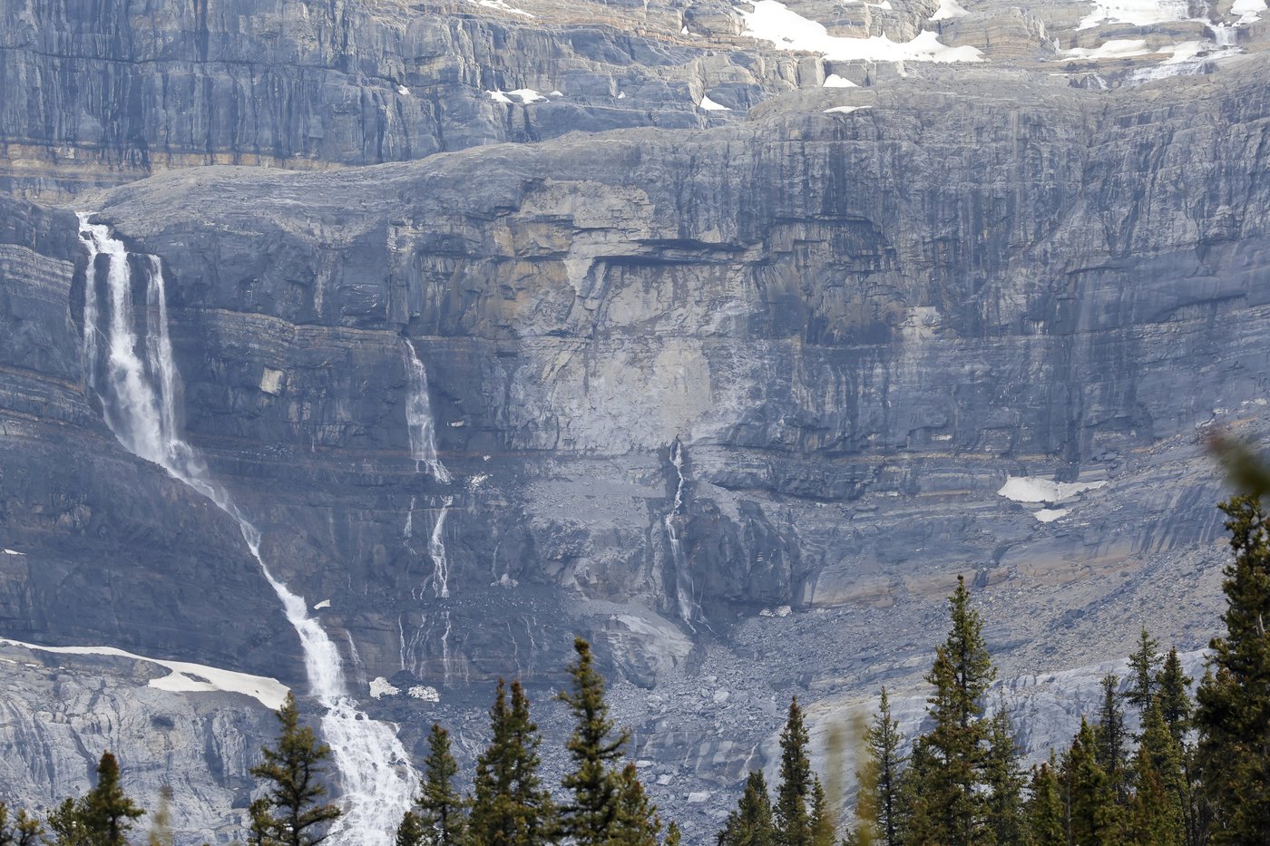 Les recherches se poursuivent près du site de l'éboulement à Banff, en Alberta
