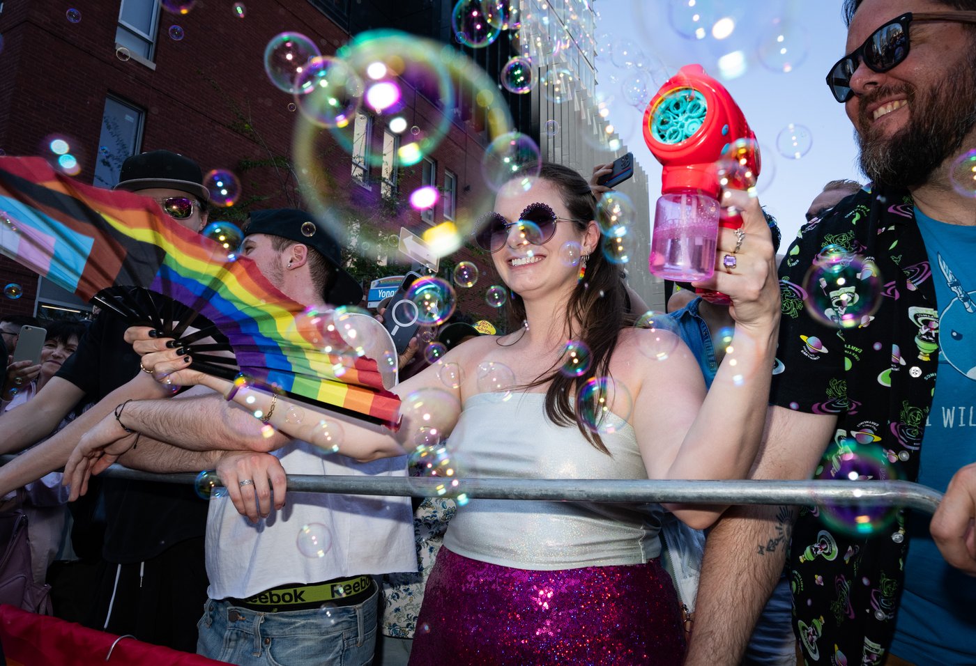 Toronto aux couleurs de l'arc-en-ciel pour le défilé des Fiertés 2ELGBTQI+
