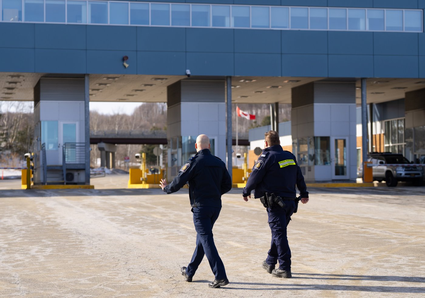 Des manifestants s'opposent au projet de loi sur les frontières C-2, à Montréal