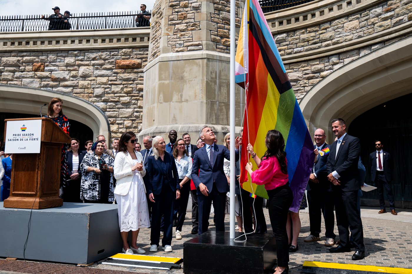 Une cérémonie pour hisser le drapeau de la Fierté au parlement