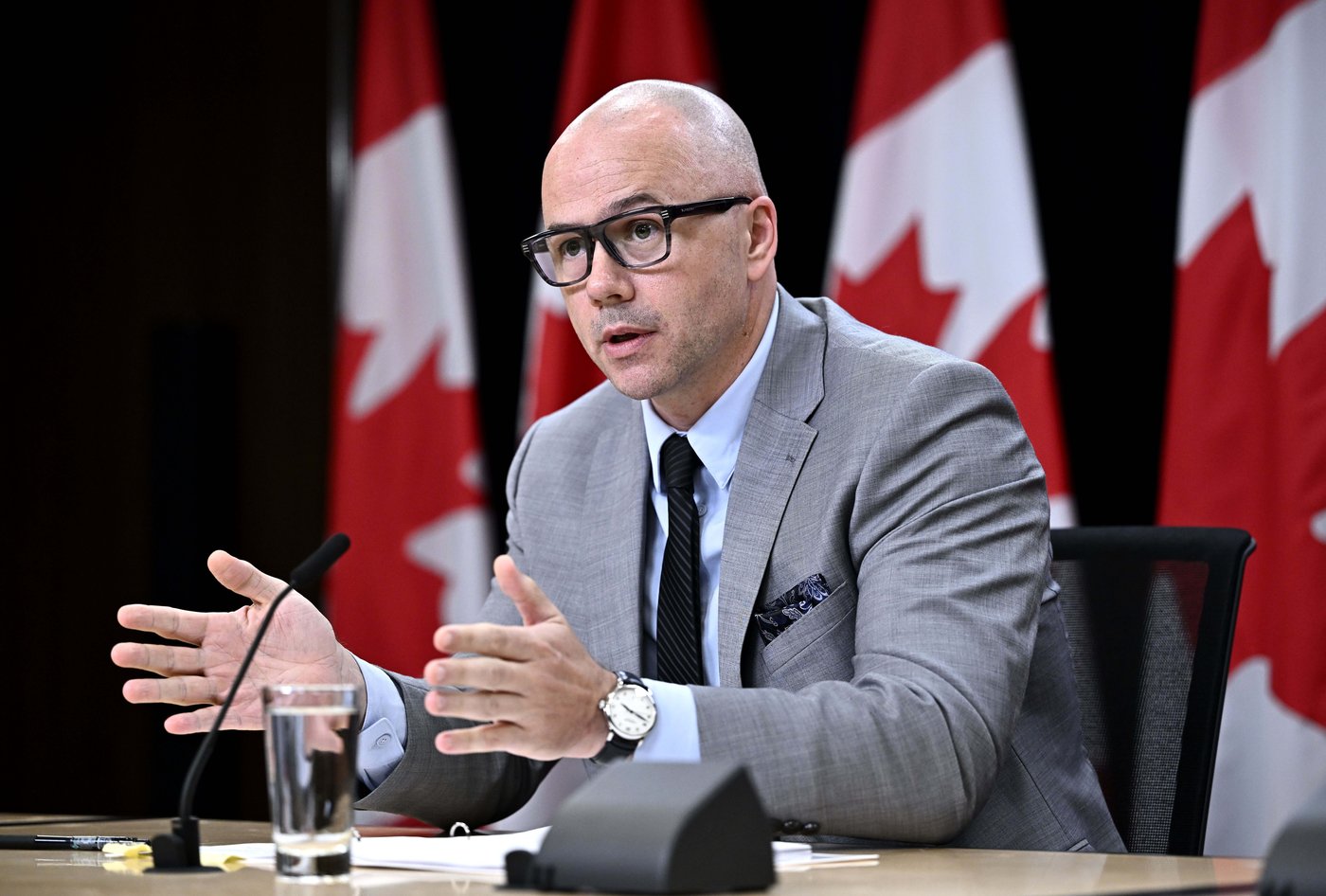 Les hauts fonctionnaires recommandent de changer de système de paie graduellement